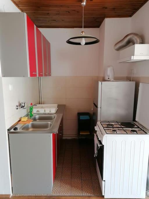 Cozy 1-Bdrm Apt In Dubec, Ideal For Work Or Study 세스베트 외부 사진