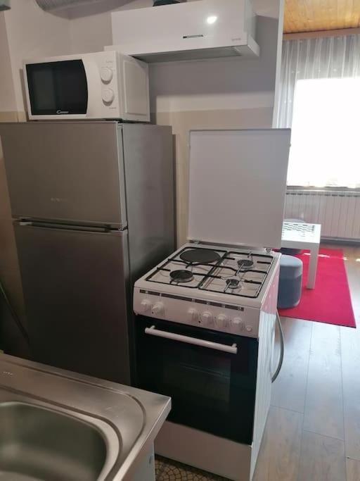 Cozy 1-Bdrm Apt In Dubec, Ideal For Work Or Study 세스베트 외부 사진