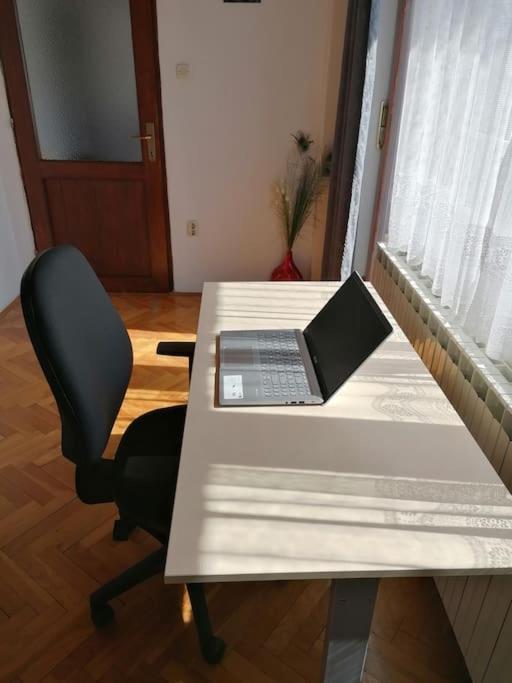 Cozy 1-Bdrm Apt In Dubec, Ideal For Work Or Study 세스베트 외부 사진