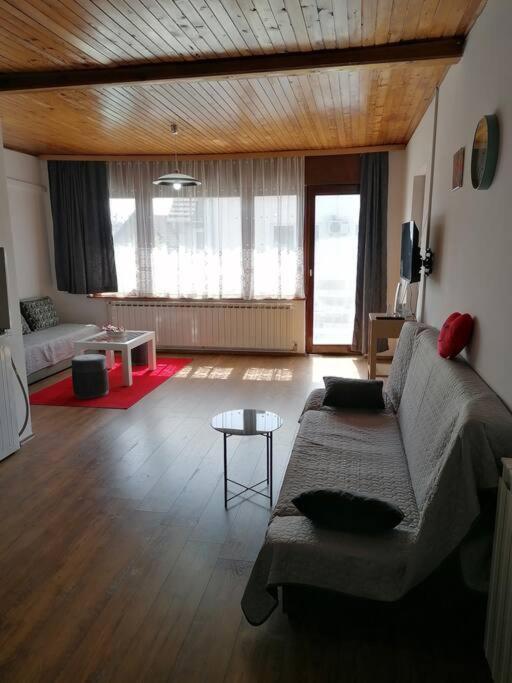 Cozy 1-Bdrm Apt In Dubec, Ideal For Work Or Study 세스베트 외부 사진