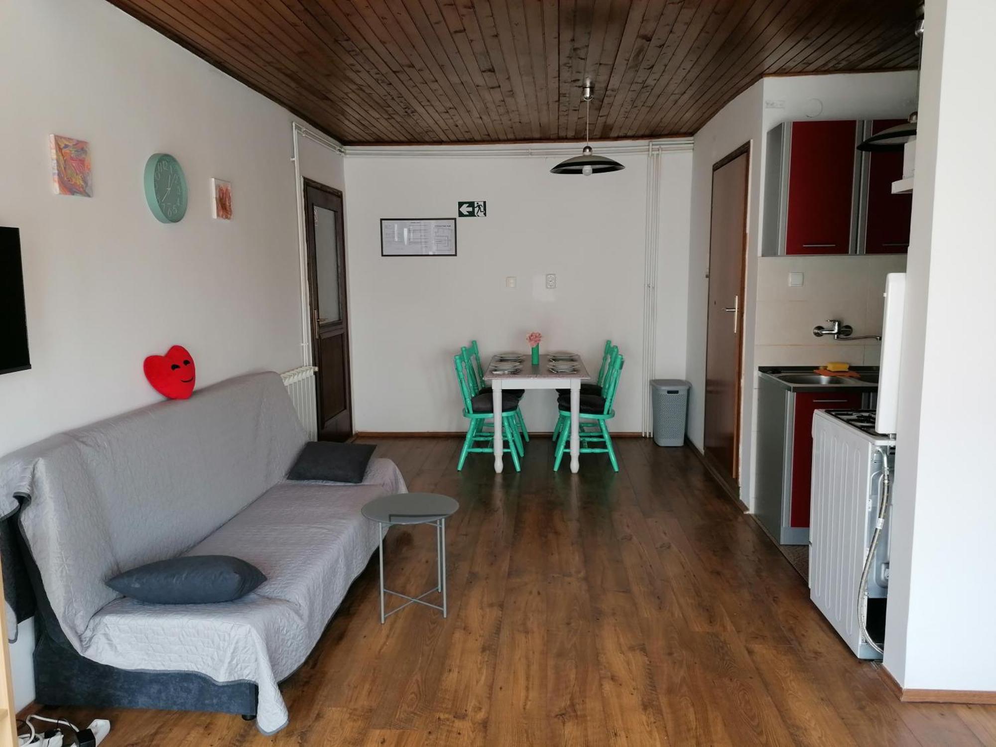 Cozy 1-Bdrm Apt In Dubec, Ideal For Work Or Study 세스베트 외부 사진